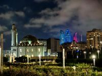 Tezepir Moschee und Flame Towers am Abend, Baku &ndash; &copy; Simone Willner (Eberhardt TRAVEL)