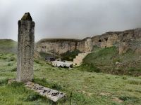 Stimmung wie in Schottland am Diri Baba Mausoleum &ndash; &copy; Simone Willner (Eberhardt TRAVEL)