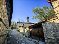 Weg zum Dorfplatz von Basqal &ndash; &copy; Simone Willner (Eberhardt TRAVEL)