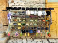 Mützen aller Art in Lahic &ndash; &copy; Simone Willner (Eberhardt TRAVEL)