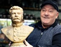 Wir bekommen stolz Stalin präsentiert in Lahic &ndash; &copy; Simone Willner (Eberhardt TRAVEL)