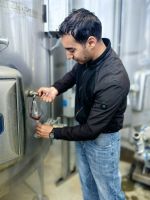 Direkt aus den Tanks bekommen wir die leckeren Tropfen &ndash; &copy; Simone Willner (Eberhardt TRAVEL)