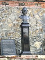Denkmal von Thor Heyerdal in Khish &ndash; &copy; Simone Willner (Eberhardt TRAVEL)