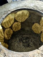 Das Brot klebt an den Wänden des Tandir-Ofens &ndash; &copy; Simone Willner (Eberhardt TRAVEL)