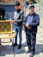 Vater und Sohn, beide Meister der Fensterherstellung in Shekhi &ndash; &copy; Simone Willner (Eberhardt TRAVEL)