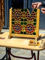 Man zeigt uns die Puzzlearbeit des Zusammensetzens &ndash; &copy; Simone Willner (Eberhardt TRAVEL)