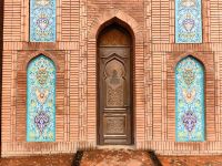 Kunstvolle Tür und Fliesen im Imamzade-Komplex in Ganja &ndash; &copy; Simone Willner (Eberhardt TRAVEL)