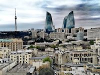 Blick auf die Flame Towers, Baku &ndash; &copy; Simone Willner (Eberhardt TRAVEL)