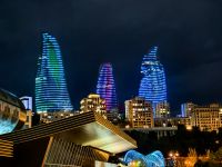 Die Flametowers werden abends illuminiert &ndash; &copy; Simone Willner (Eberhardt TRAVEL)