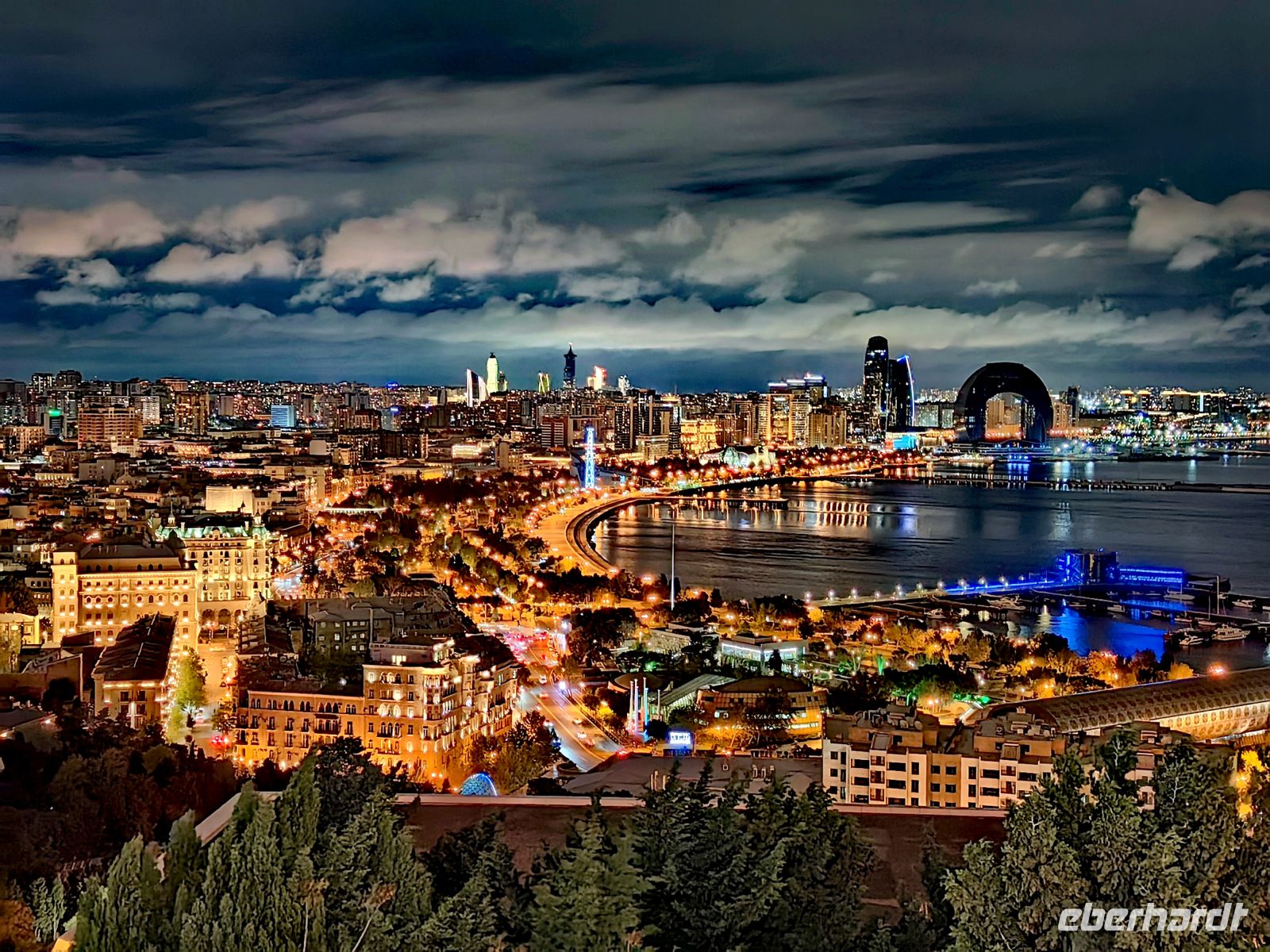 Baku am Abend &ndash; &copy;  (Eberhardt TRAVEL)