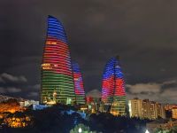 Flametowers mit der azerbaijanischen Fahne &ndash; &copy; Simone Willner (Eberhardt TRAVEL)