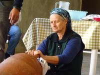 Schamachy: Joghurt-Herstellung bei einer Familie