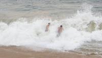 0145 Am Strand - Eric und Henry im Meer