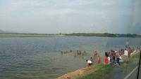 0709 Fahrt zum Yala-Nationalpark - Tissamaharama - Einheimische beim Baden