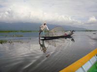 Einbeinruderer auf dem 