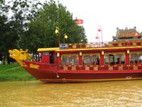 Drachenboot Fahren auf dem Parfümfluss in Hue