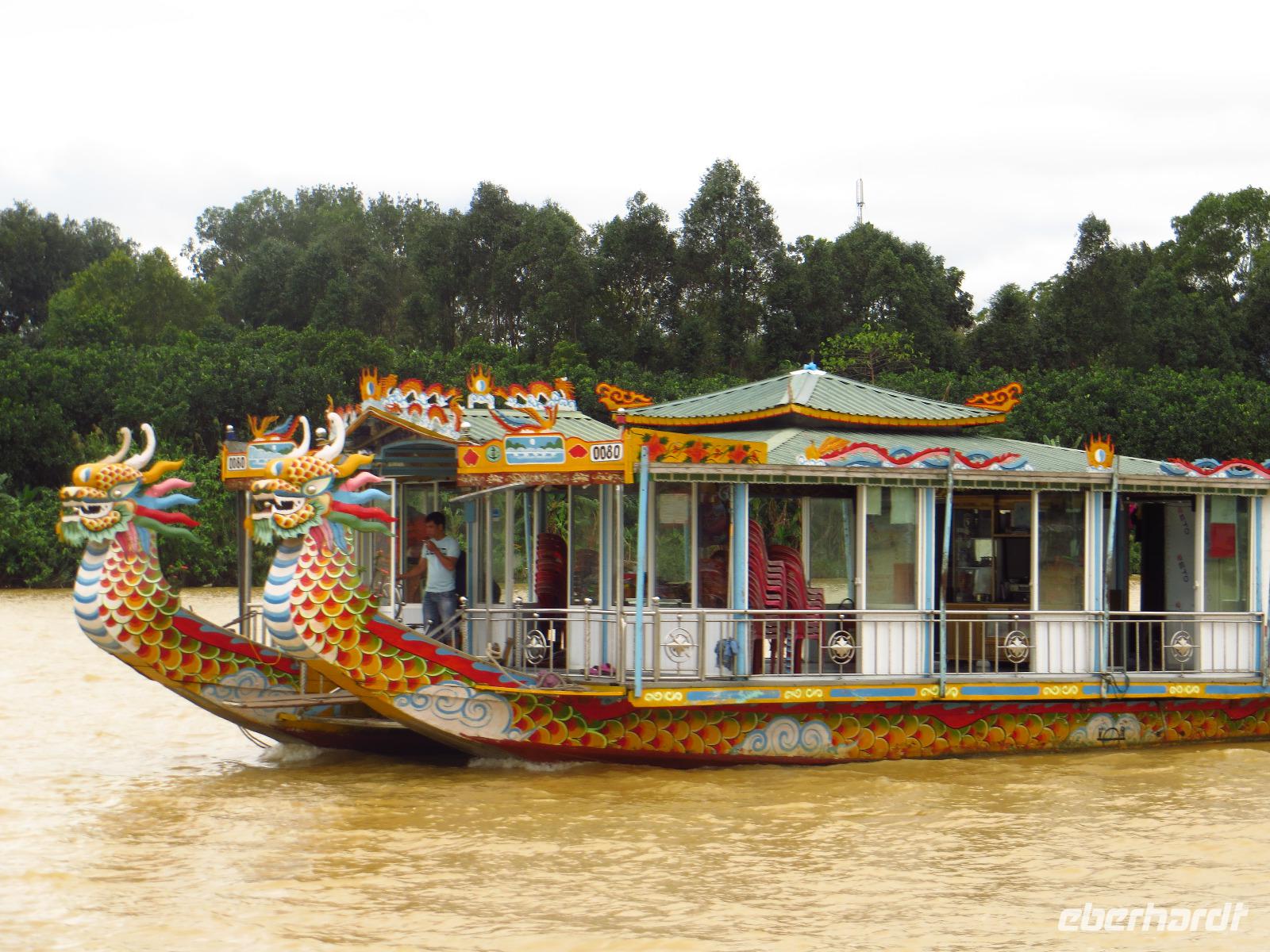 Drachenboot Fahren auf dem Parfümfluss in Hue