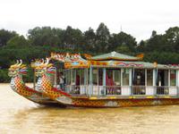Drachenboot Fahren auf dem Parfümfluss in Hue