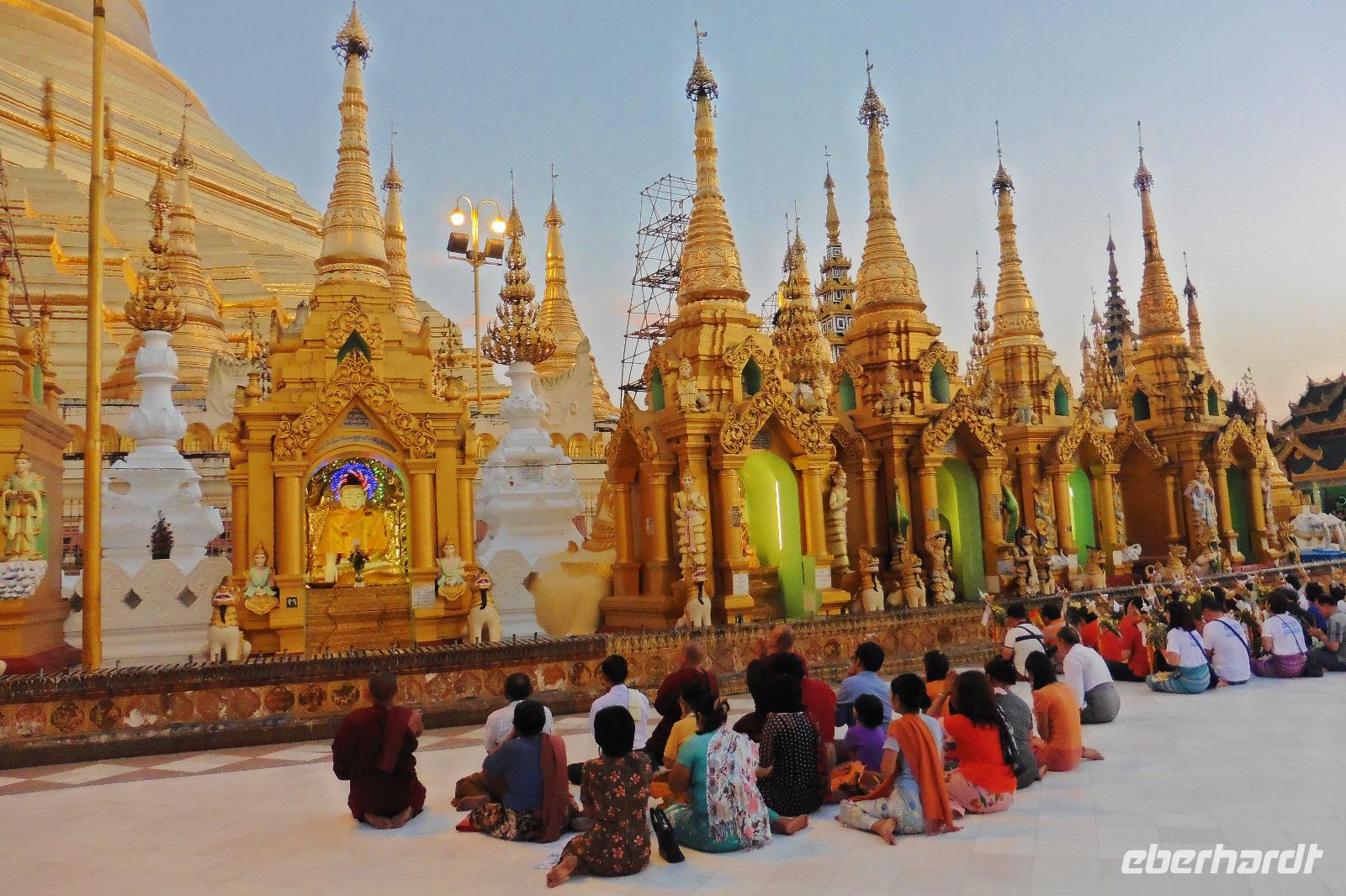Yangon Schwedagon Pagode blaue Stunde