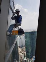 In luftiger Höhe über Saigon-ein mutiger Fensterputzer