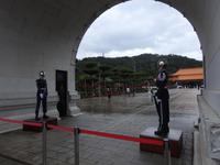 Wachablösung am Märtyrerschrein Taipei Taiwan 