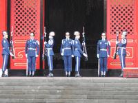 Wachablösung am Märtyrerschrein Taipei Taiwan 