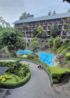 82 Earls Regency Hotel