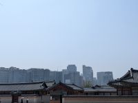 90. Alt und Neu der Skyline am Gyeongbokgung Palast, Seoul, Südkorea &ndash; &copy; Teresa Rumpel (Eberhardt TRAVEL)