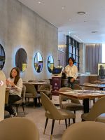 194. Freundliche (Roboter)-bedienung im Hotel Avani Central, Busan, Südkorea &ndash; &copy; Teresa Rumpel (Eberhardt TRAVEL)