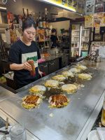 252. Spezialitätenessen Okonomiyaki, Hiroshima, Japan &ndash; &copy; Teresa Rumpel (Eberhardt TRAVEL)