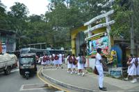 37 Schulkinder in Uniform