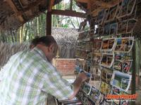 Herr Meyer kauft mal eben ein paar Ansichtskarten