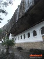 der Felsvorsprung schützt die jahrhunderte-alte Tempel