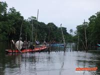 Fischer an ihren Reusen