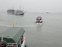 0120 Ha-Long-Bucht Übersetzen zur Dschunke