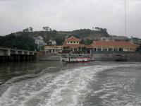 0121  Ha-Long-Bucht Übersetzen zur Dschunke