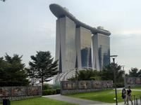 0614 Singapur-Stadt im Wettlauf der Superlative: Marina-Bay-Sands-Hotel jpg