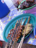 Buntes Treiben auf einem einheimischen Markt in Kambodscha