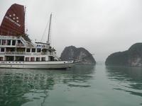 Unsere Dschunke im Nebel der Ha Long Bucht