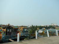 Drachenboote auf dem Parfumfluss