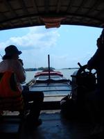 Reiseleiterin erklärt den Mekong