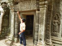 Reiseleiter Bunsam zeigt Giftspinne