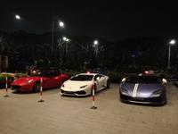 Sportwagen vor dem Marina by Sands Hotel