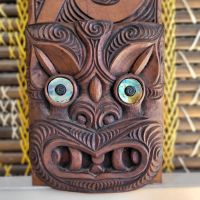 Rundreise Neuseeland // Maori-Maske im Besucherzentrum im Tongariro-Nationalpark