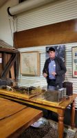 Rundreise Neuseeland // Reiseleiter Rayner beim Besuch im Kauri-Museum