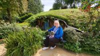 Rundreise Neuseeland // Reisebegleiterin Franzi beim Besuch von Hobbiton