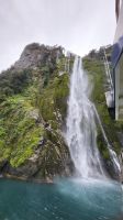 Rundreise Neuseeland // Kreuzfahrt im Milford Sound bei den Lady Bowen Falls