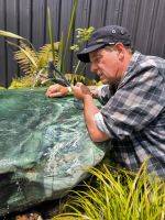 Rayner in Betrachtung von Jade 