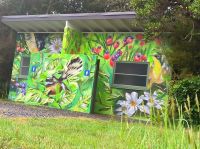 Ein Häuschen steht im Walde