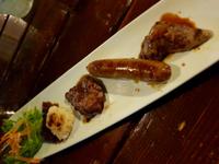 Fleischplatte im Overlander Steakhouse (Krokodil, Känguru, Kamel und Büffel)